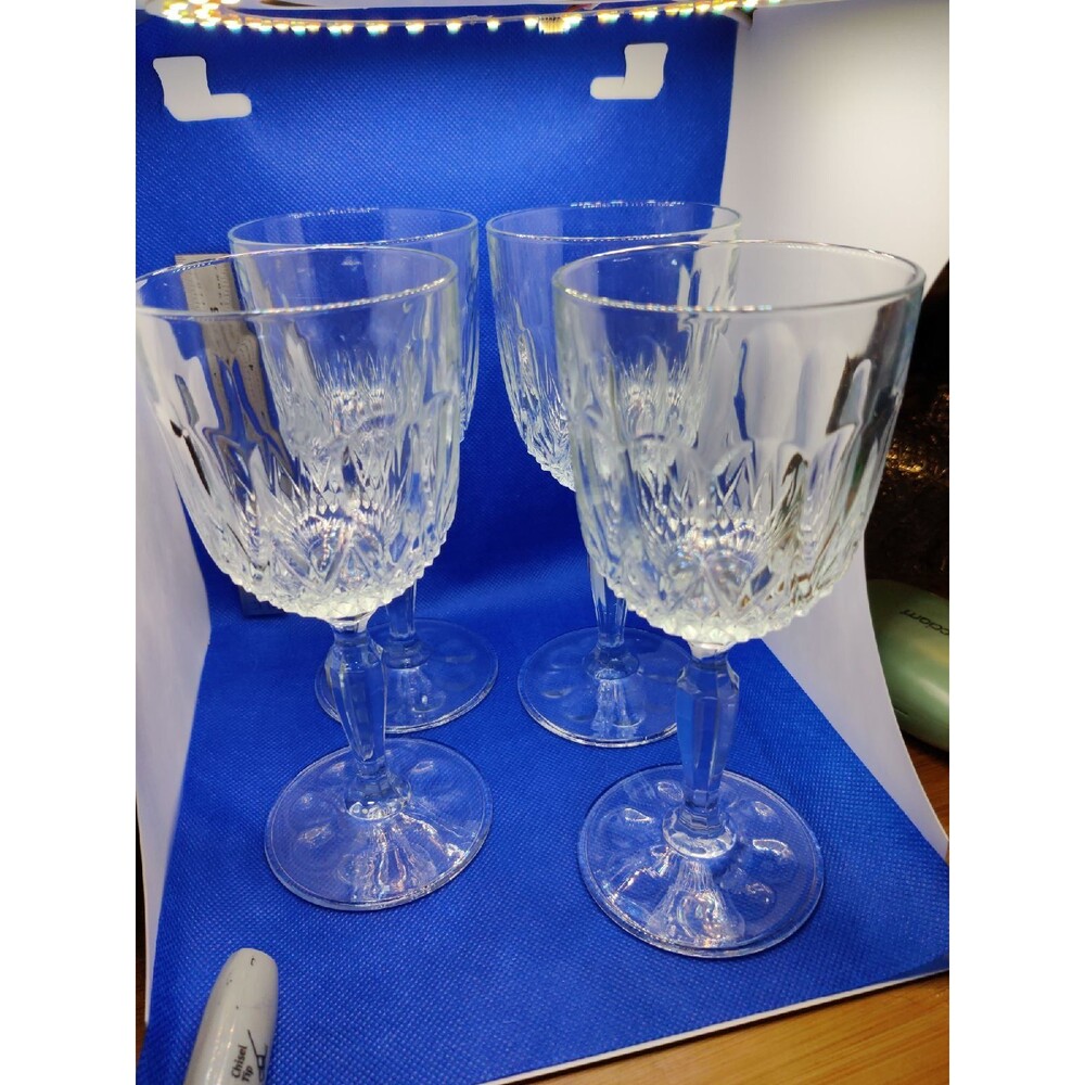 4 Wine Glasses Goblets